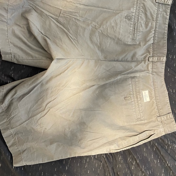 Vineyard Vines shorts size 34. - Picture 3 of 3